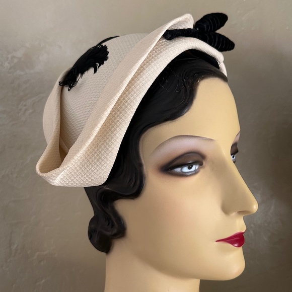 AMAZING 1950s' OFF WHITE FABRIC CAP WITH BLACK FEATHER & VELOUR/PEARL TRIM